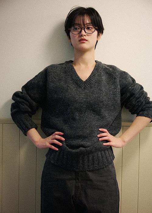 흑임자 소프트 V넥 니트