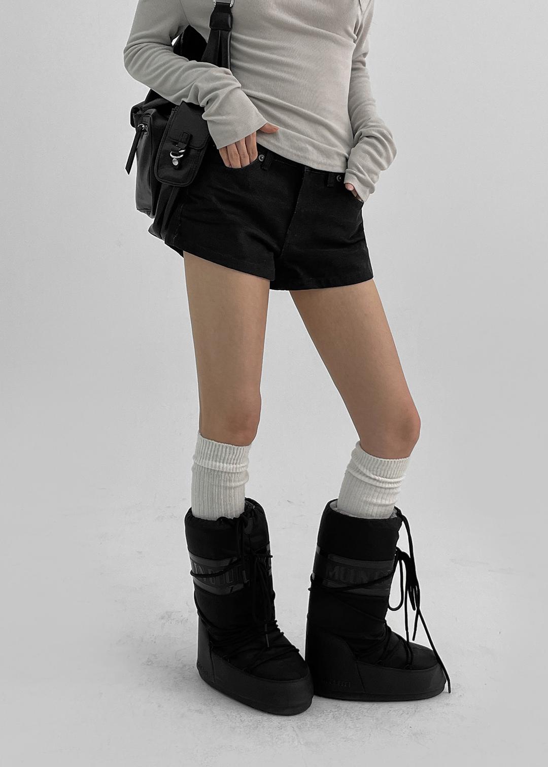 블랙업 핫크 논페이드 숏 데님팬츠