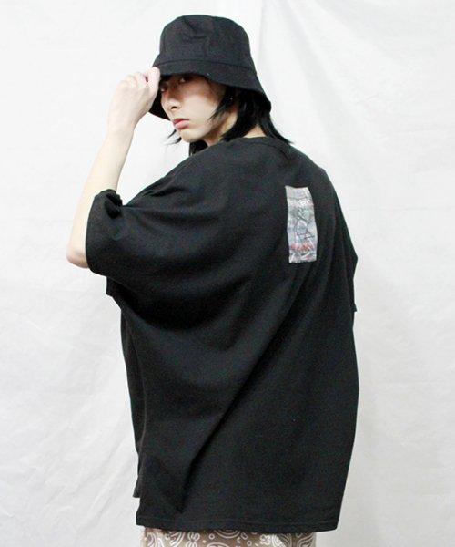 돌먼슬리브 박스핏 옆트임티셔츠 블랙