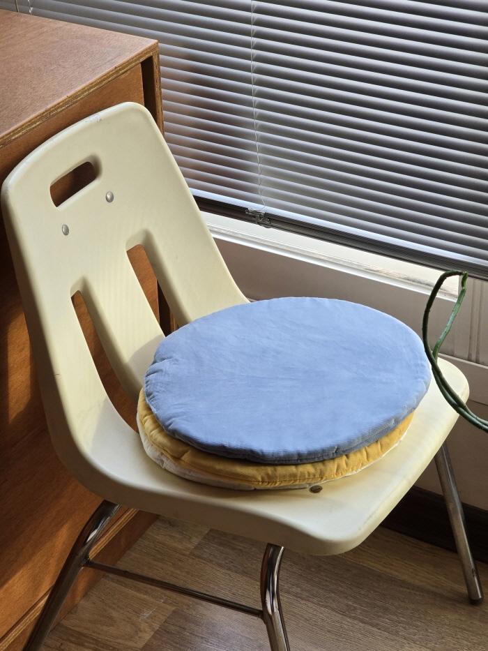 납작한 원형 목화방석