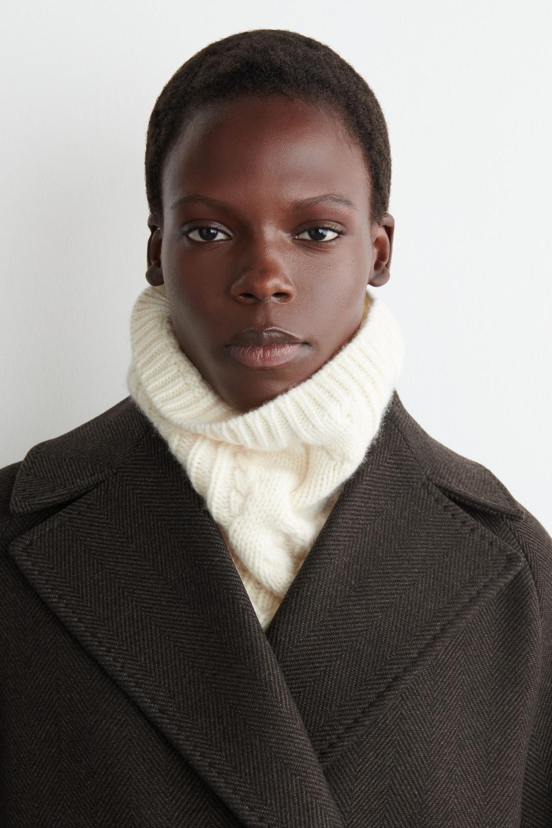 TOUR DE COU CÔTELÉ EN LAINE ET CACHEMIRE - CRÈME | COS