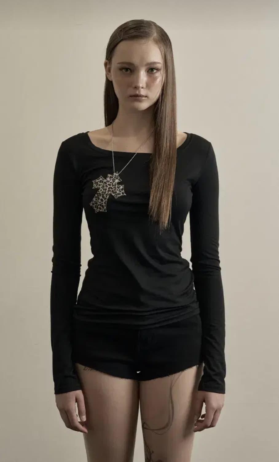 일리오 새상품 BLACKLEOPARDCROSS NECKLACE TOP | 후루츠패밀리