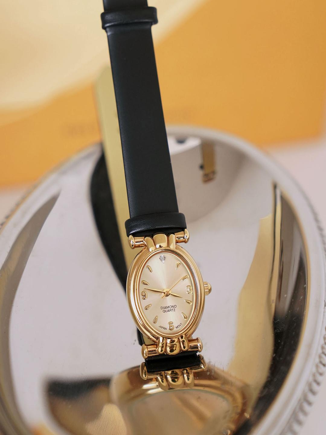 [Avon] 1990s Gold Oval Quartz Watch