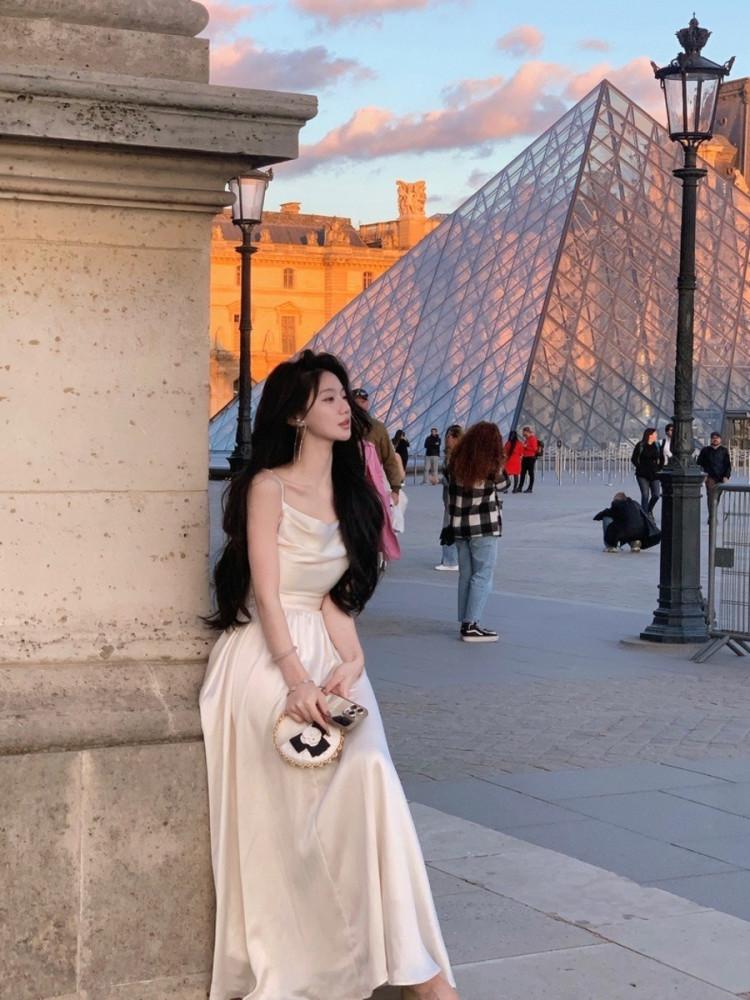 화이트 새틴 스윙 칼라 플리츠 드레스