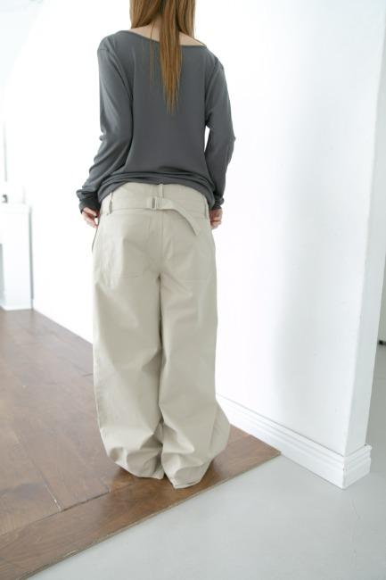 back buckle beige pants