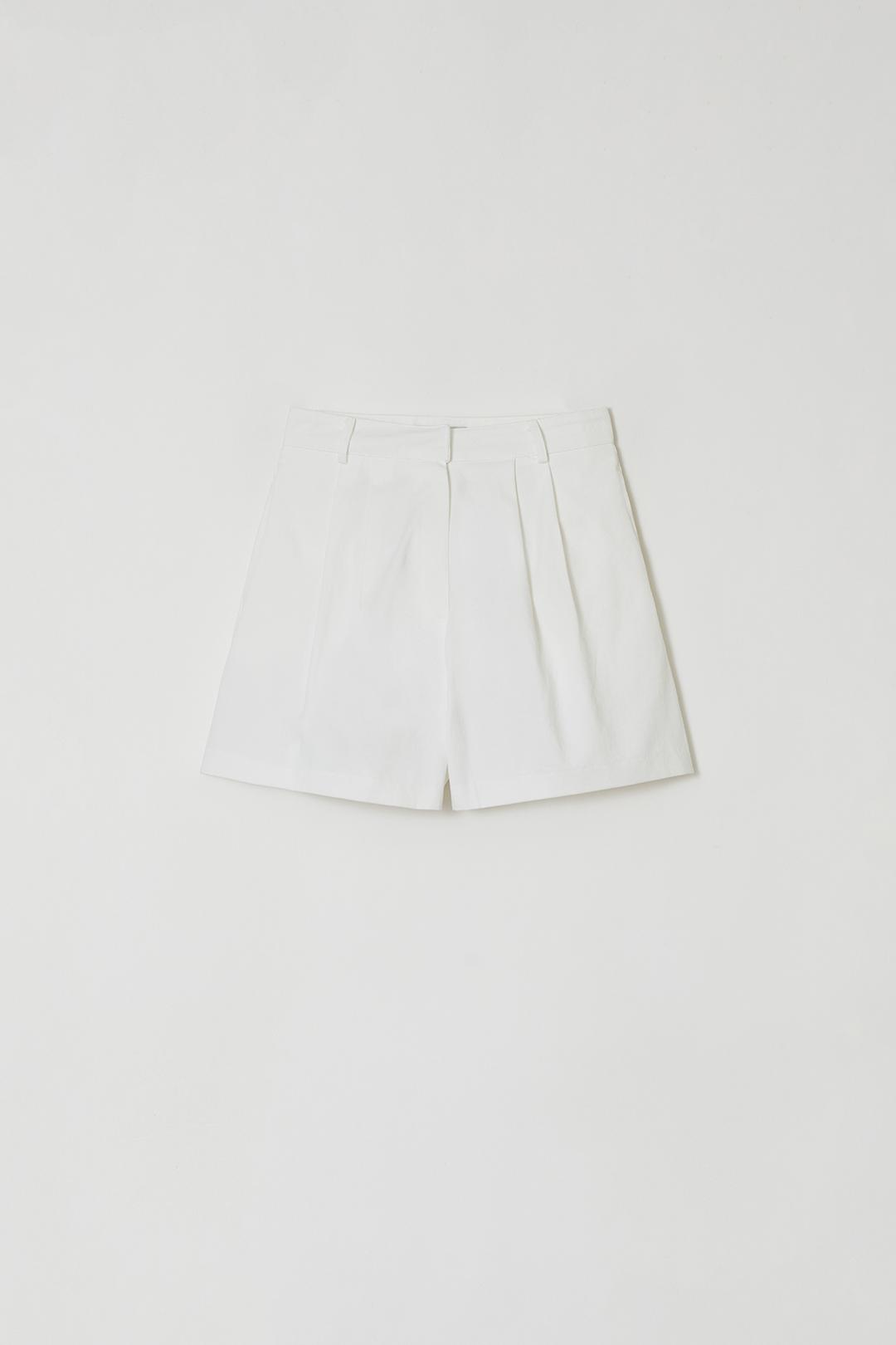 [NEW] TWO TUCK COTTON SHORTS, WHITE
