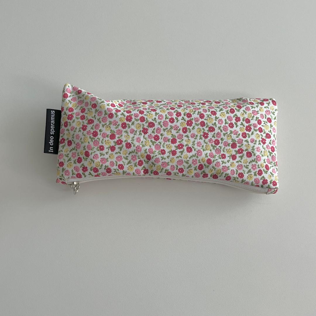 화이트 꽃 필통(White flower pencil case)