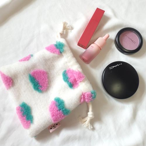 소월리안(SOWORLIAN)  딸기 스트링&지퍼 파우치 - 사이즈 & 후기 | 무신사