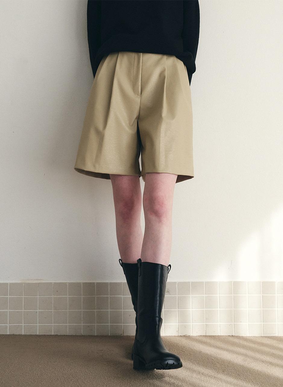 레더 핀턱 하프 팬츠 - 베이지