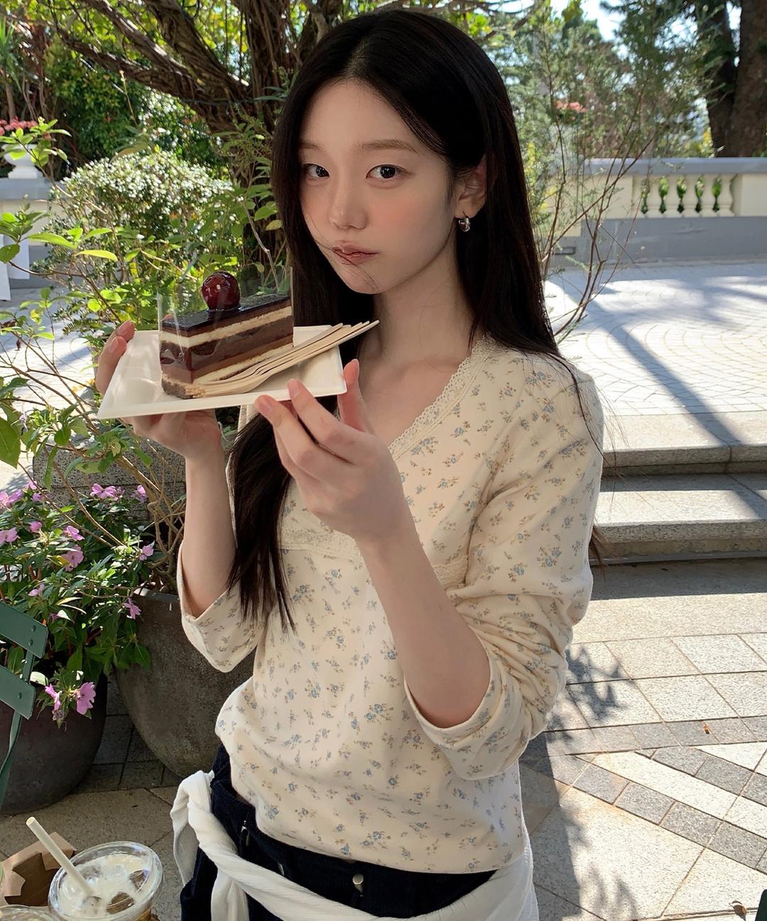 레터프롬문 [주문폭주/여리여리템💕] 브이넥 레이스 랩 티셔츠 ( 2 colors )