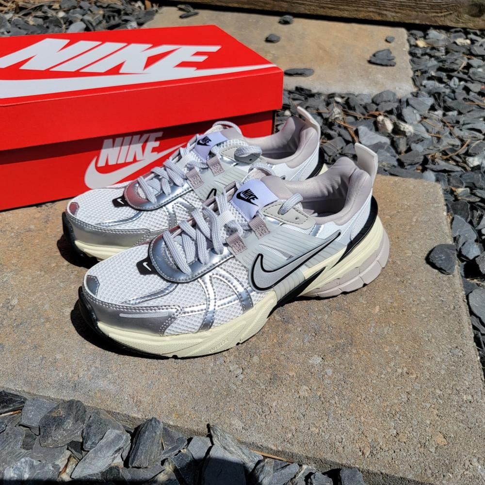 나이키 V2K 브이투케이 런 메탈릭 본 화이트 우먼스 (FD0736-100)