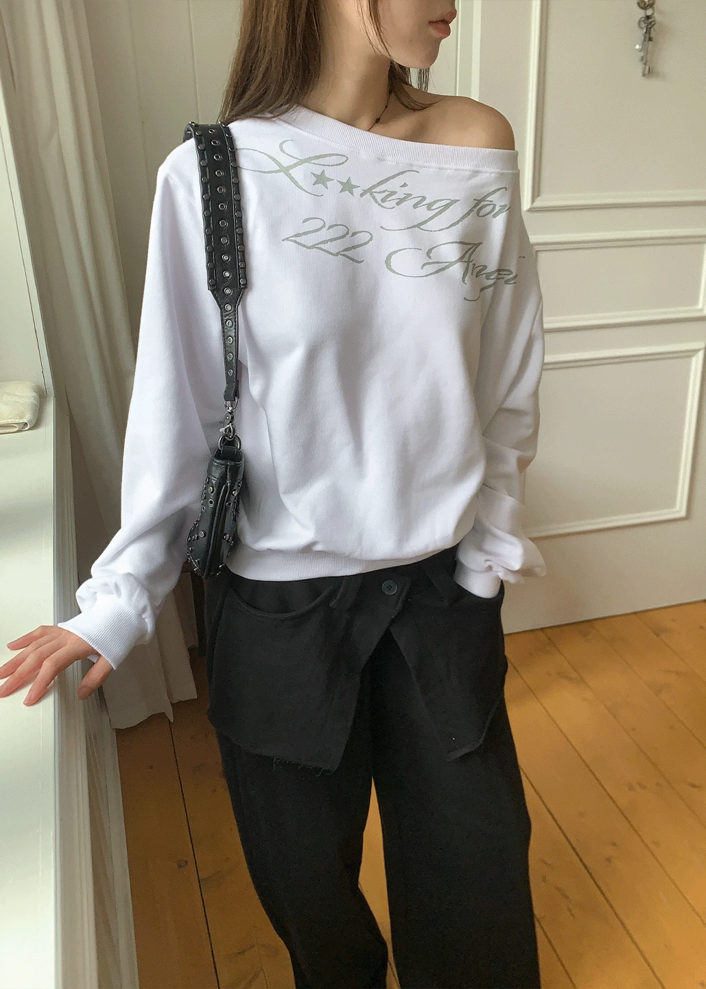 LETTERING OFF-SHOULDER SWEAT