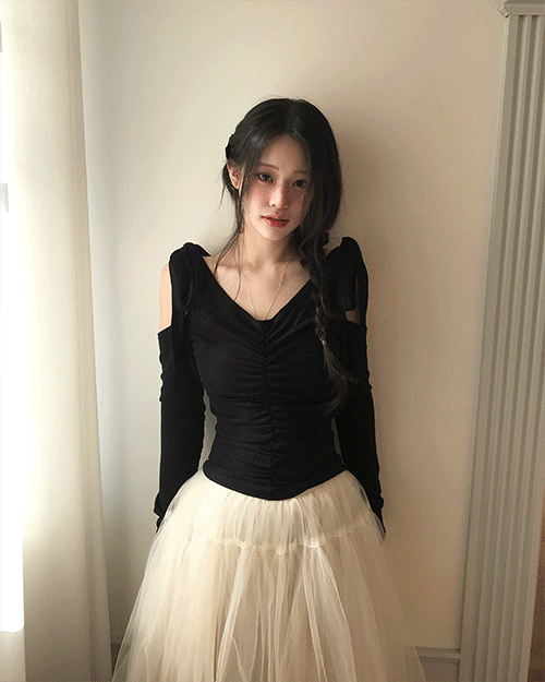 클라우드이모션 텀 리본 off & shirring 슬림 TOP