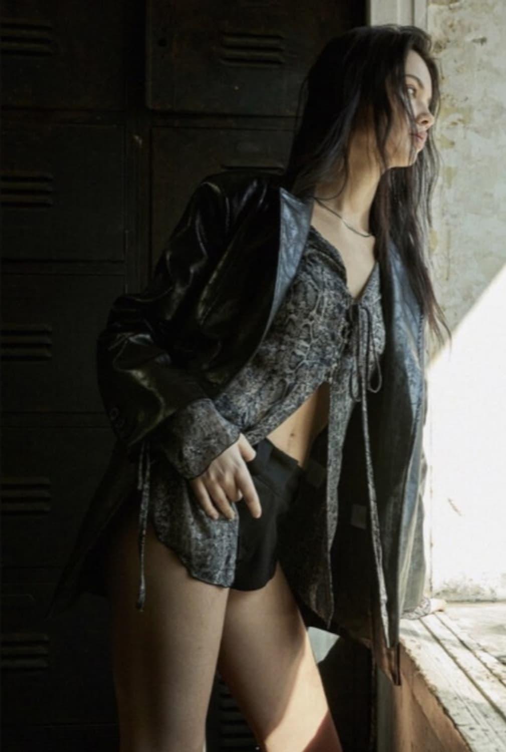 보헤미안서울 레이스업 호피 그레이 블라우스 | 후루츠패밀리