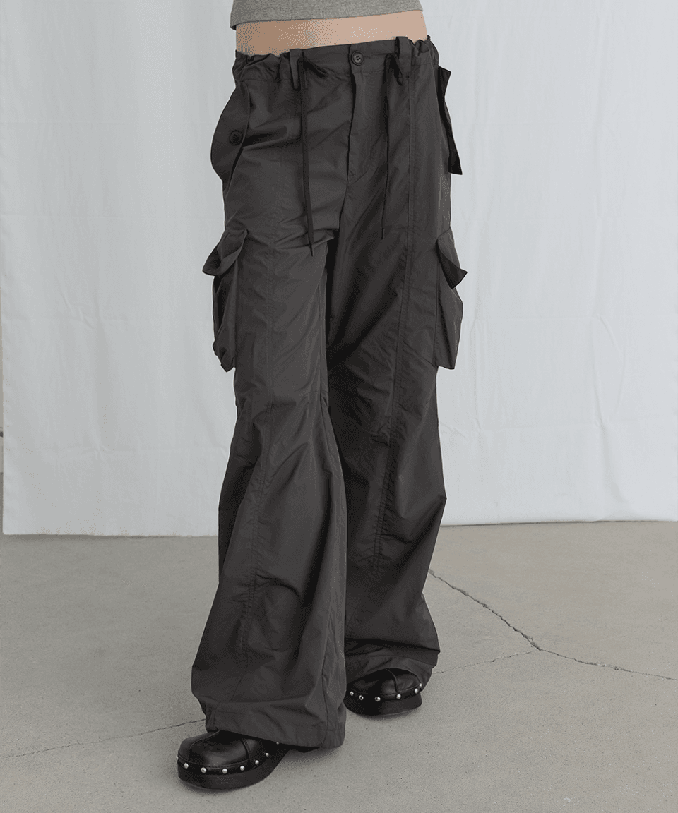 [5/15 예약 배송] COMFY PARACHUTE CARGO PANTS - KHAKI BROWN