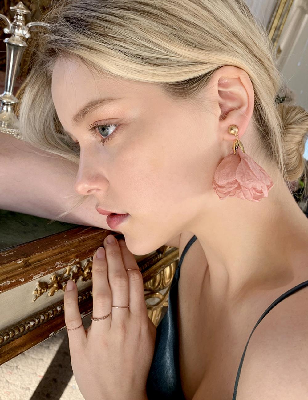 Tamia Flower Bold Earrings _ 볼드 꽃 귀걸이