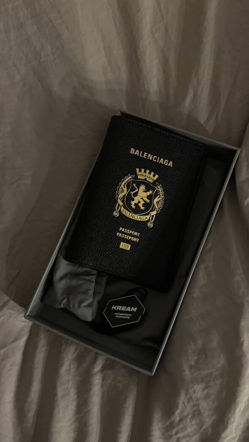 발렌시아가 패스포트 지갑 | 후루츠패밀리