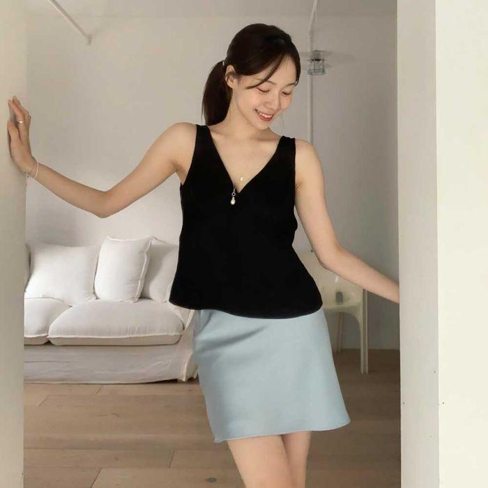 SATIN SLEEVELESS TOP (BLACK)