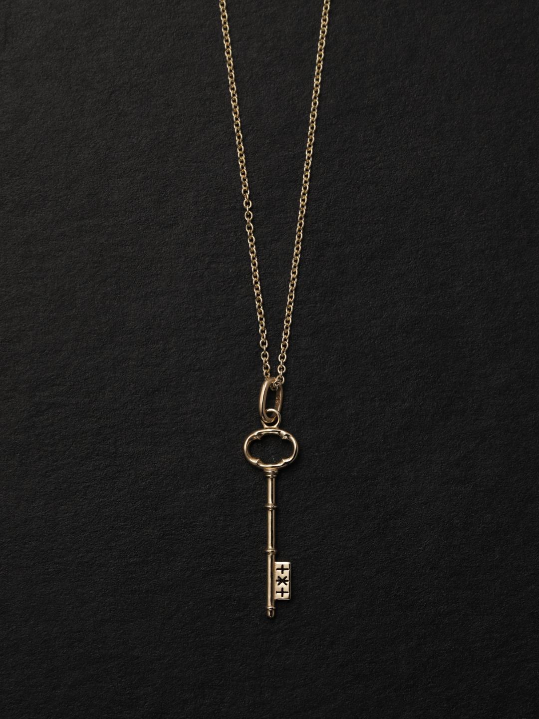 cle de chance pendant: oval +round chain.