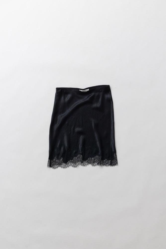 a cutting-line skirt (black)