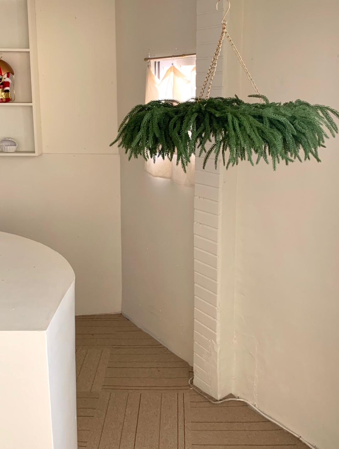 hanging chrsitmas wreath