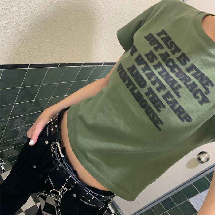 GUNFIGHT TYPO TEE KHAKI