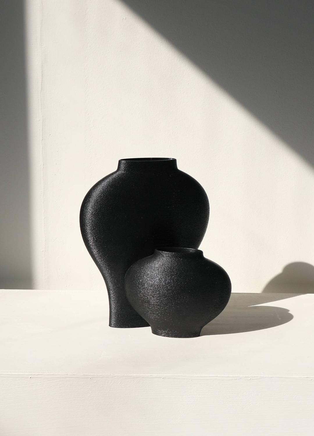 겹쳐진 매병과 달항아리