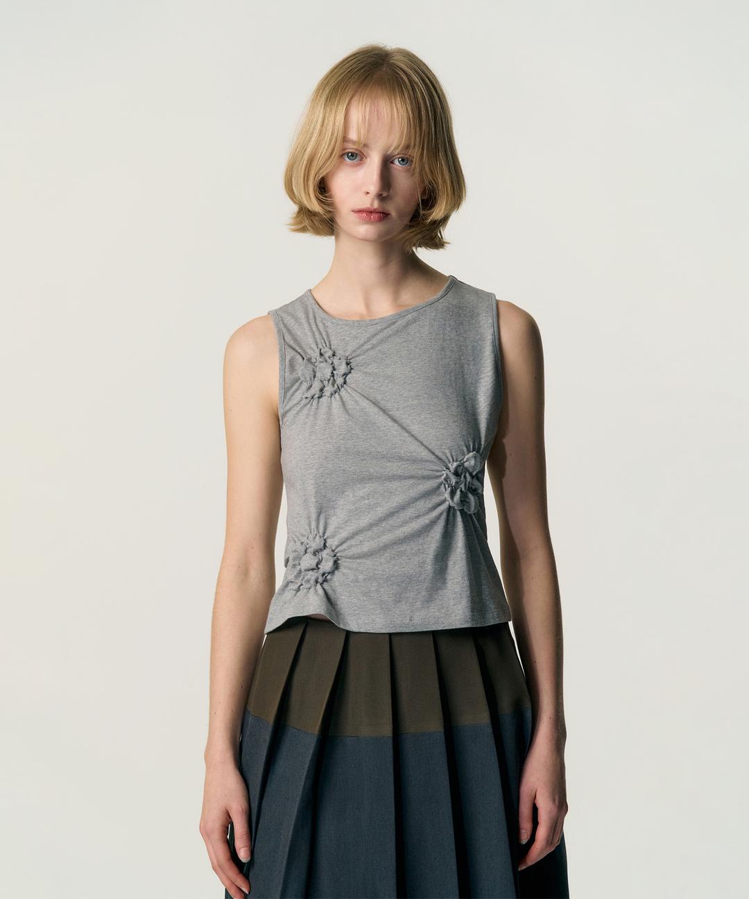 Floral Motif Smocked T-shirt_GREY