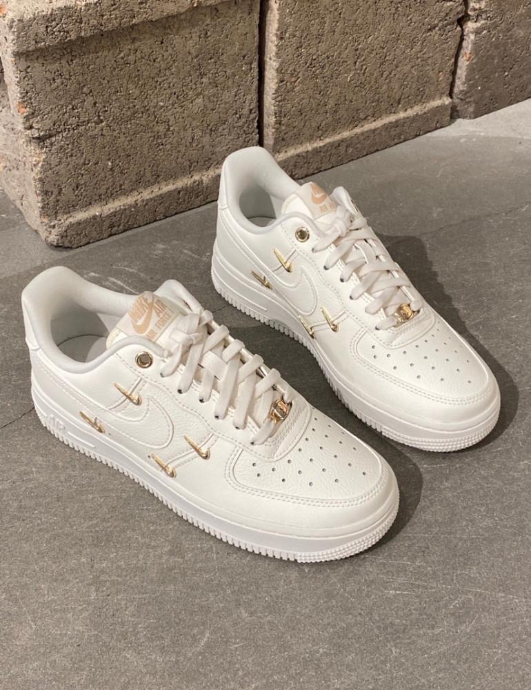 나이키 우먼스 에어포스1 로우 1 07 세일 메탈릭 골드 FV3654-111