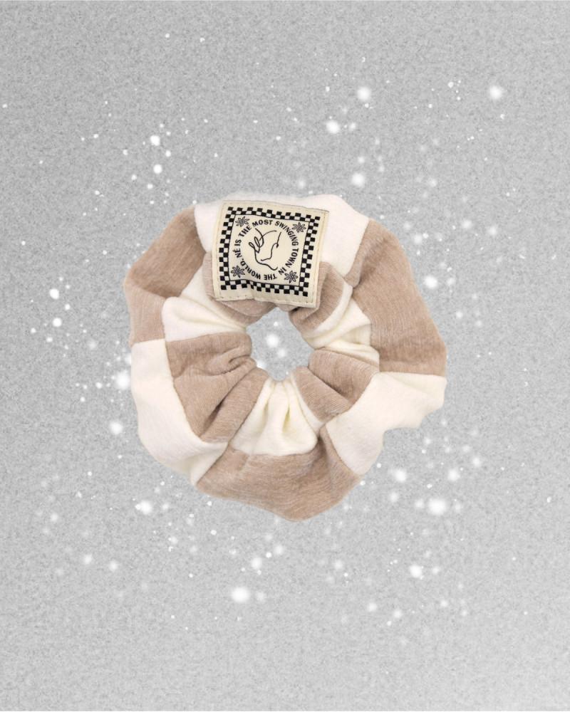 [네] NÉ 벨벳 모드스크런치_샴페인 베이지 체커드 / Velvet Mod Scrunchie_champagne beige chequered