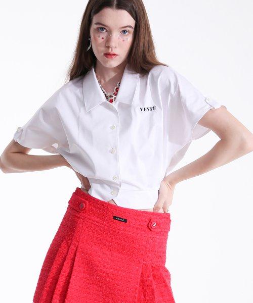 래글런 숏 슬리브즈 셔츠 위드 엘라스틱 백 밴드 인 화이트