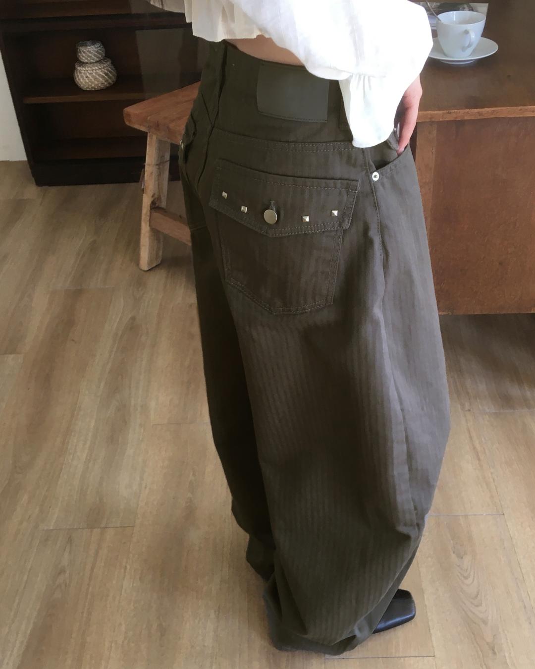 원더원더 [백포인트✨] 핏츠 스터드 백포켓 줄지 코튼 와이드 팬츠