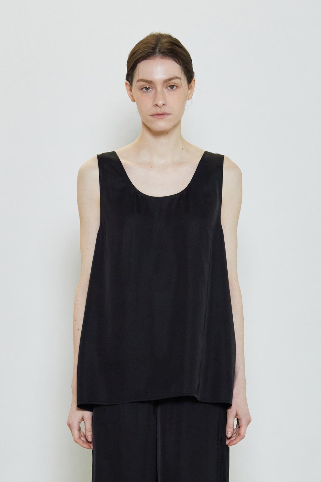 2nd re-order | SILKY GLOW SCOOP NECK TOP_ BLACK