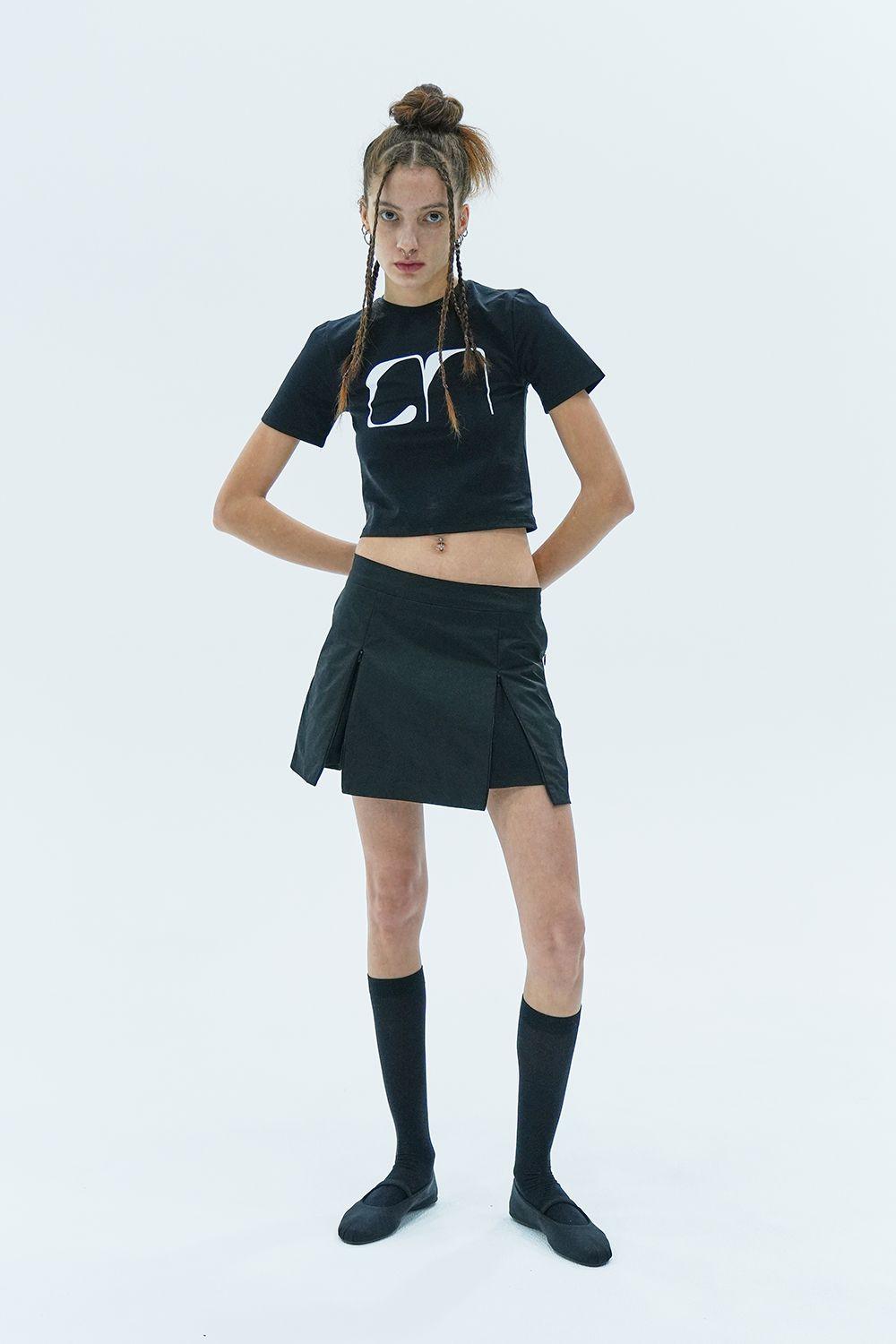 로고 크롭 티셔츠 (블랙) | 루앱