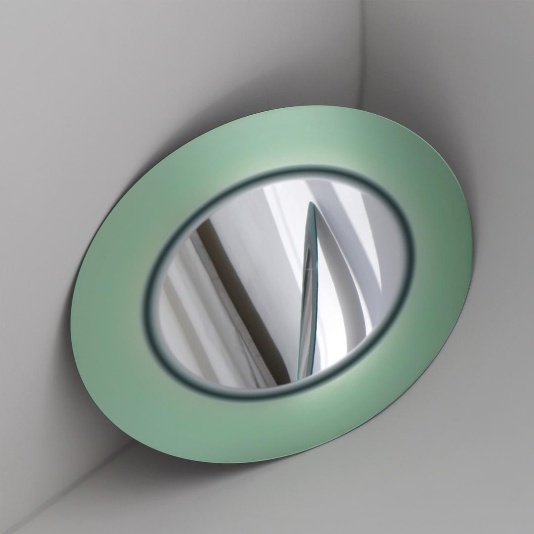 PLATE IN MIRROR. Alien