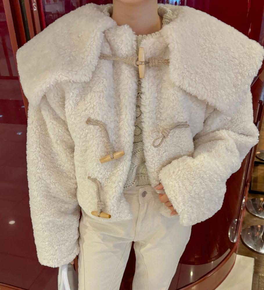 [무배] 큰 카라 뽀글이 떡볶이 단추 크롭 자켓 (2color)