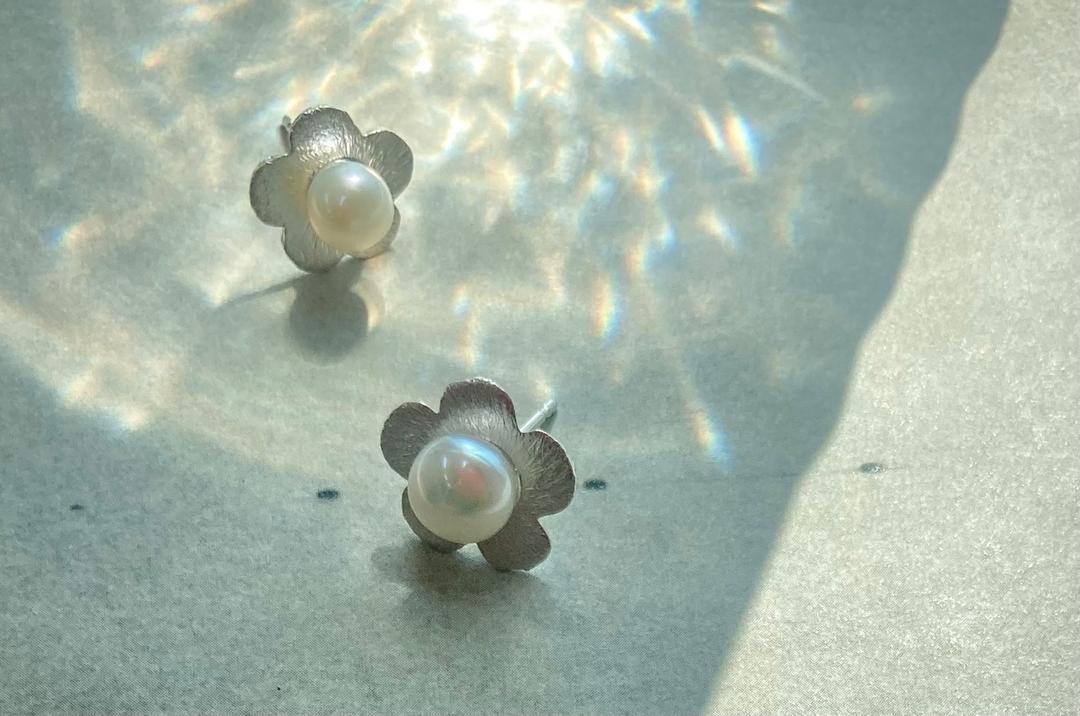 uneven silver earring_pearl daisy
