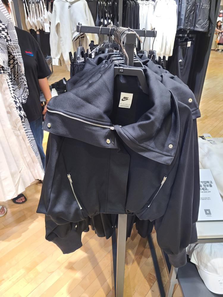 [국내매장] 나이키 스포츠웨어 컬렉션 크롭 트랙 자켓 바람막이 블랙 FB8291-010