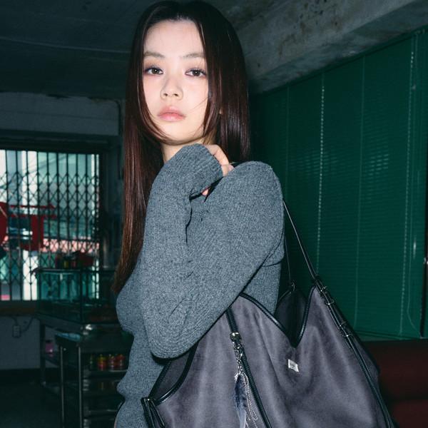 [3월 19일 예약배송] 코니 벨티드 빅 숄더백 [스웨이드 그레이]