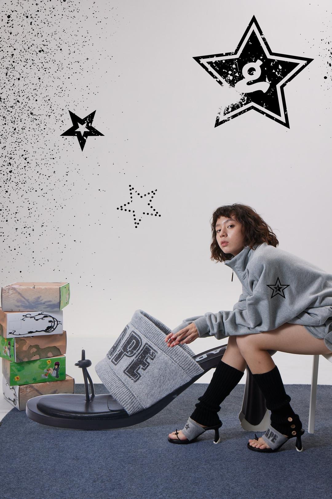 [Grape] Round-toe print sandals 'Hoodie Star'