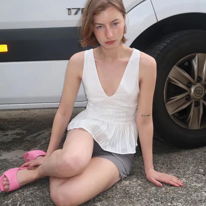 Rose Sleeveless (Cream)