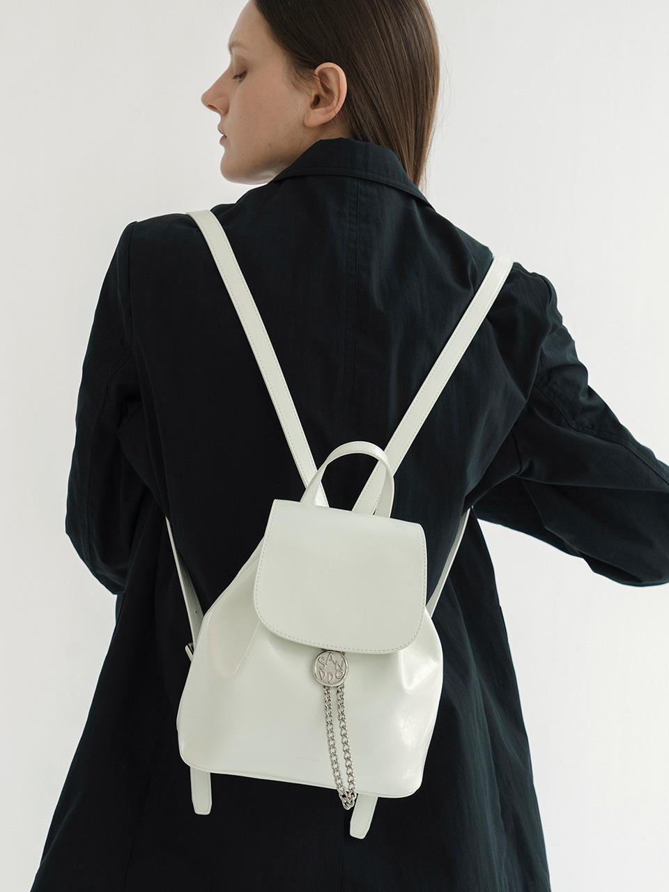 [앤오즈] 티위 체인 드로스트링 레더 백팩 크림아이보리