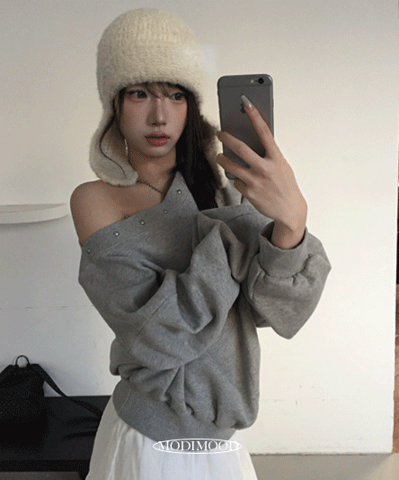 [Fleece🔥] Sina One-Off Studded Man-to-Man - 2 Colors