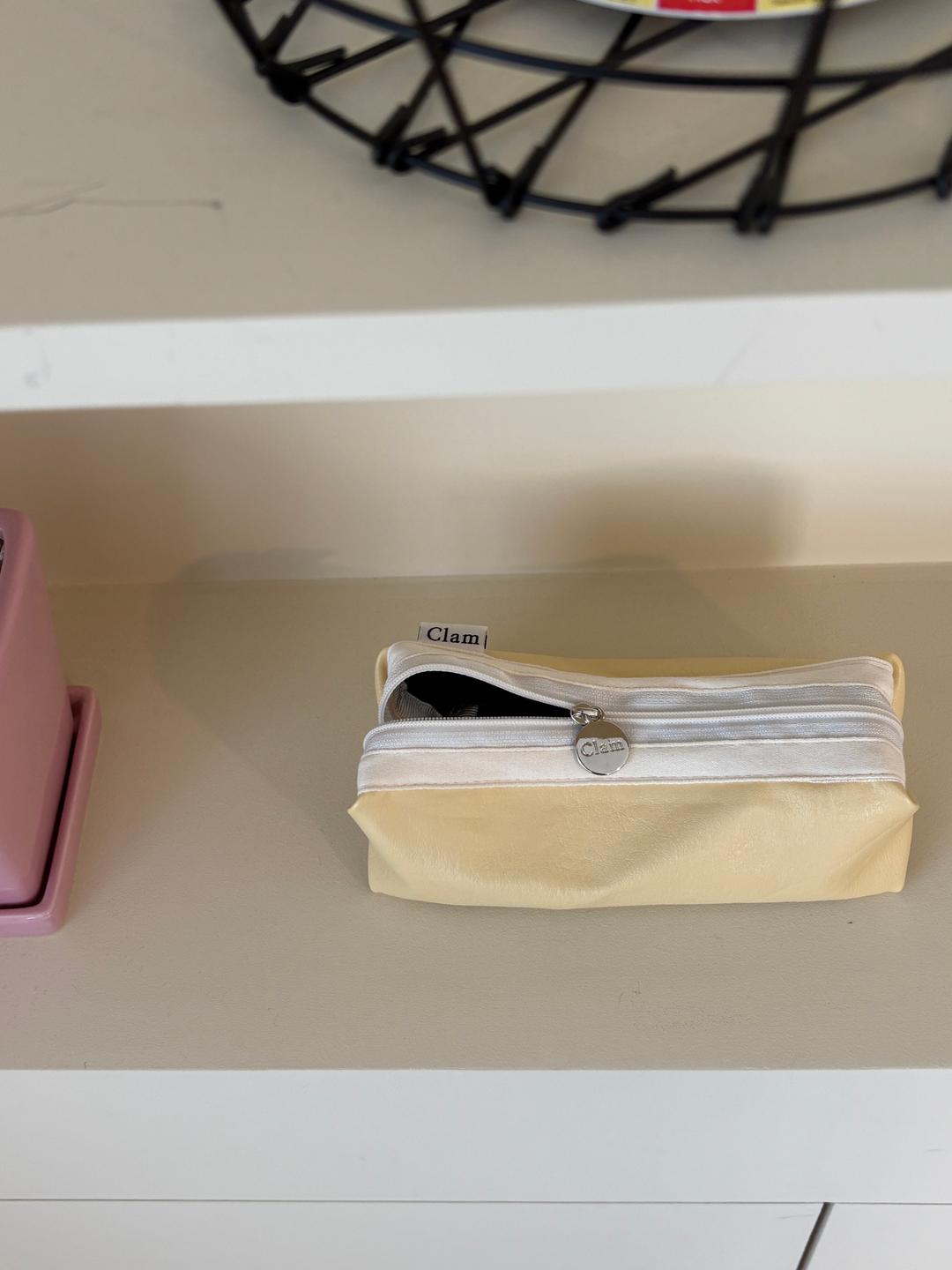 Clam round pencilcase _ Leather lemon cream