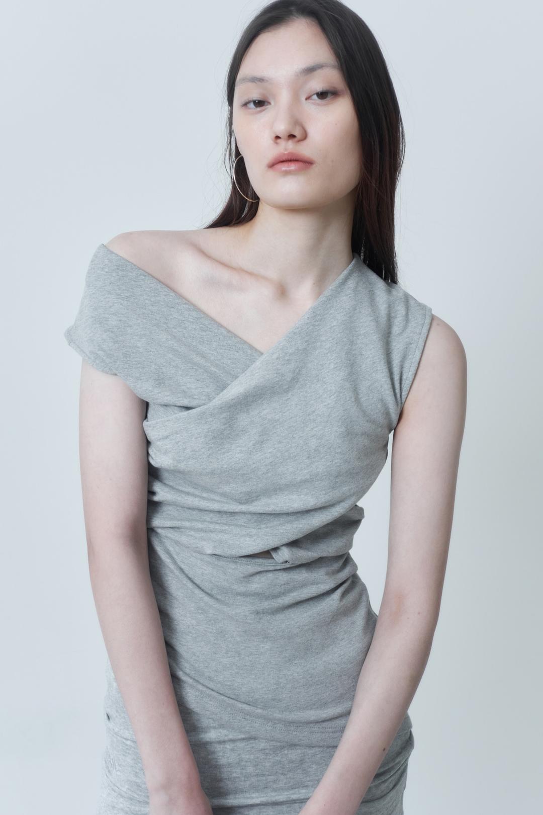 DRAPE CROSS SLEEVELESS / GRAY