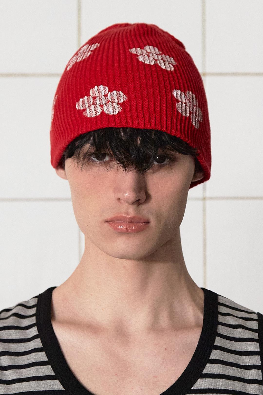 BUTTON FLOWER BEANIE / RED