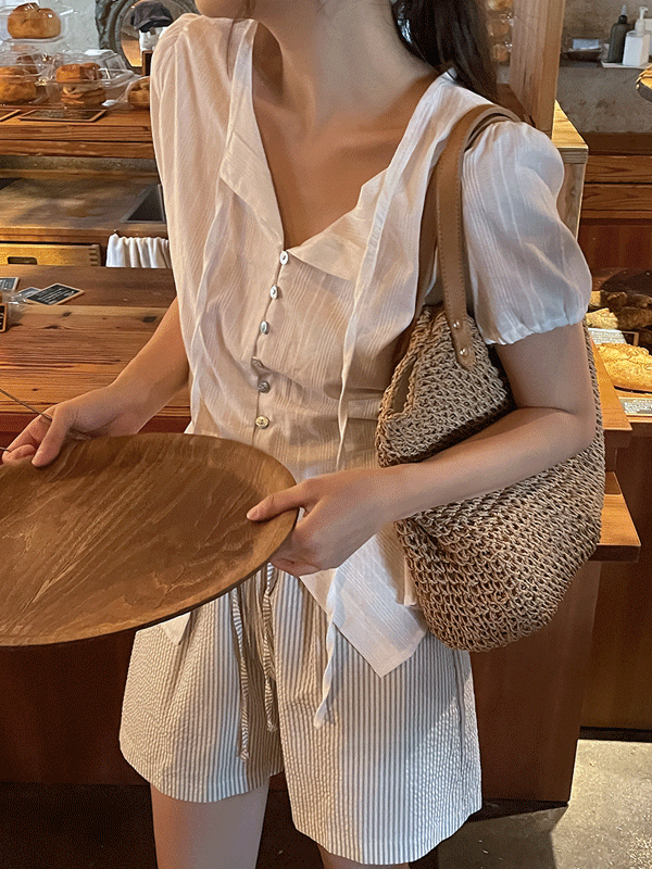 나이니 클렌스 자개 단추 리본 반팔 블라우스