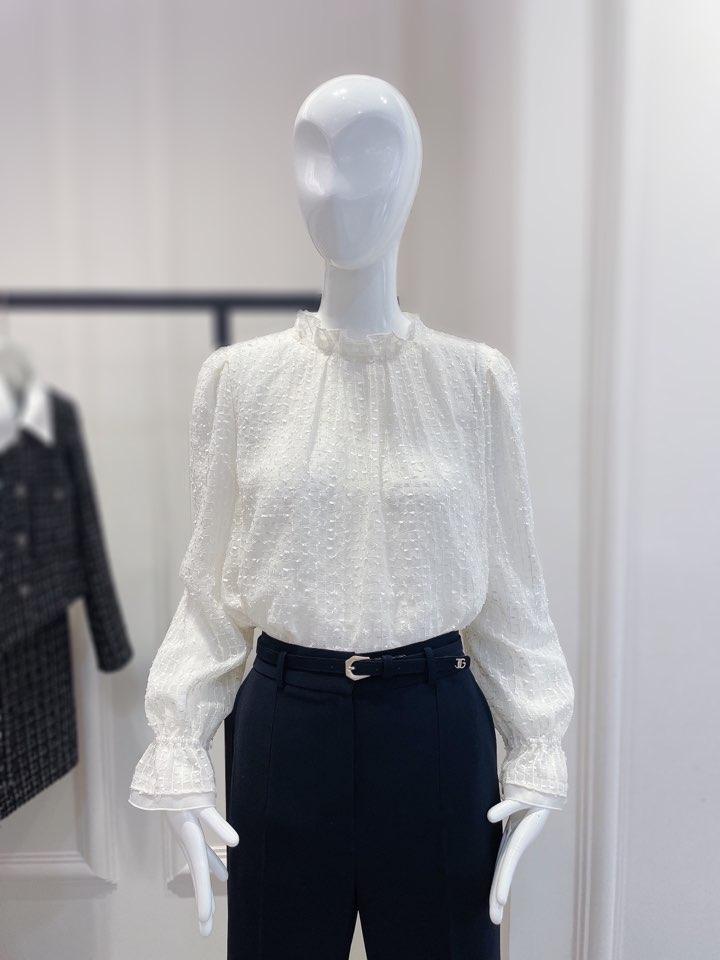 [22FW]자수 스팽글 프릴넥 블라우스(GM9A0BL50)