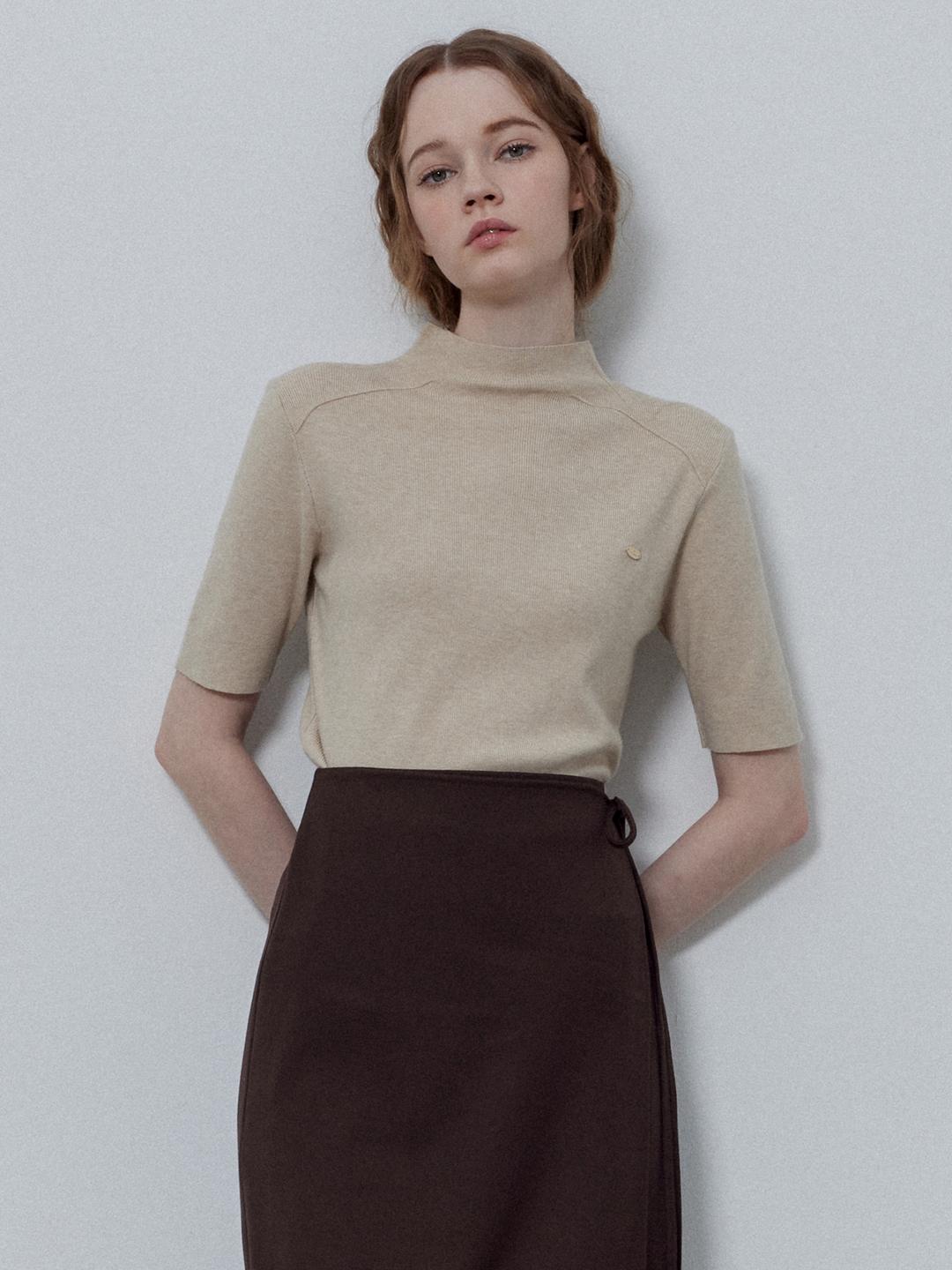 르 스튜디오 HALF-NECK SLIT SHORT-SLEEVED KNITWEAR_BEIGE LS253PO026CBE