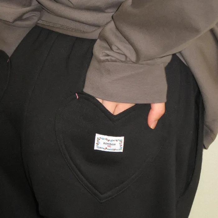 [쭈리추가] BACK HEART STITCH POCKET SWEAT JOGGER PANTS BLACK